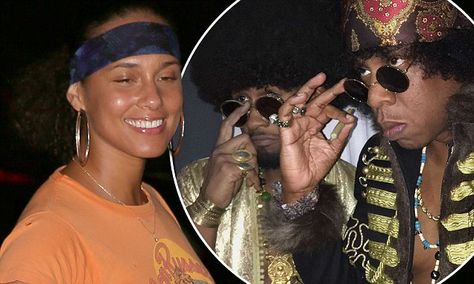 Celebs attend Beyonce's Soul Train-themed birthday bash Soul Train Outfits, Soul Train, No Problem, Birthday Bash, People Around The World, Beyonce, Famous People, Diva, Train