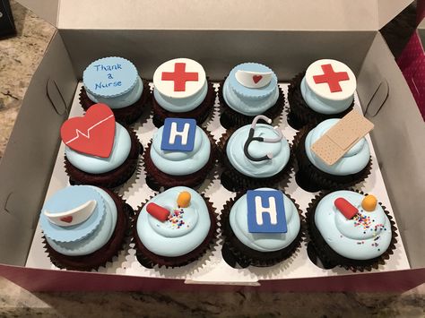 Hospital doctor themed cupcake toppers Doctor Themed Party, Medical Food Theme, Doctor Cupcakes, Doctor Themed Snacks, Doctor Theme Cupcakes, Doctor Cupcakes Ideas, Medical Cupcakes, Medical School Cake Ideas, Medical Theme Cupcakes