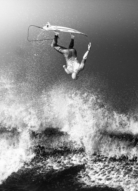 Kelly slater, by Ryan Jones Surfing Workout, Surfer Lifestyle, Mavericks Surfing, Gopro Surfing, Kelly Slater, Surf Lifestyle, Surfing Photography, Surf Lesson, Hang Ten