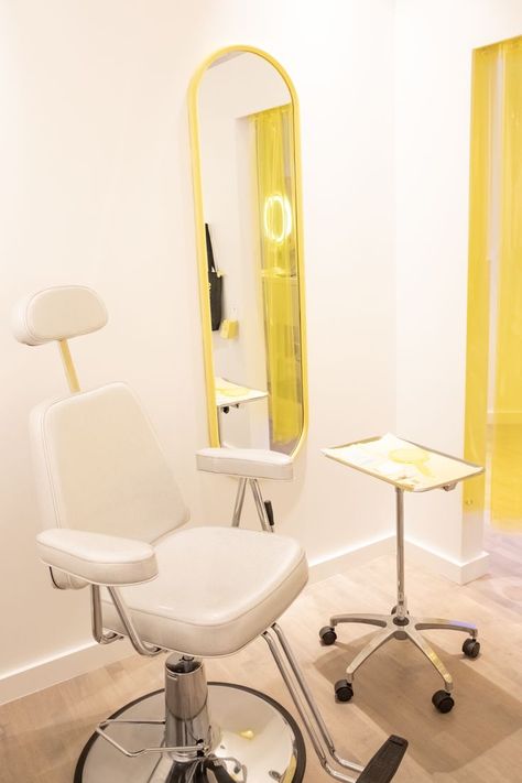 Piercing Room, Interior Retail Design, Jewelry Store Displays, Brow Studio, Yellow Curtains, Studio Chairs, Piercing Studio, Salon Interior Design, Boutique Interior