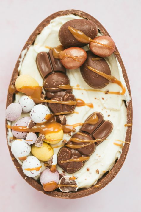 Half a chocolate Easter egg filled with a no bake cheesecake filling and lots of Easter treats! Cheesecake Eggs, Chocolate Egg Cheesecake, Easter Egg Cheesecake Cake Recipes, Chocolate Egg, Easter Egg Chocolate, Easter Egg Cheesecake, Egg Easter, Chocolate Eggs Easter, Easter Bakes