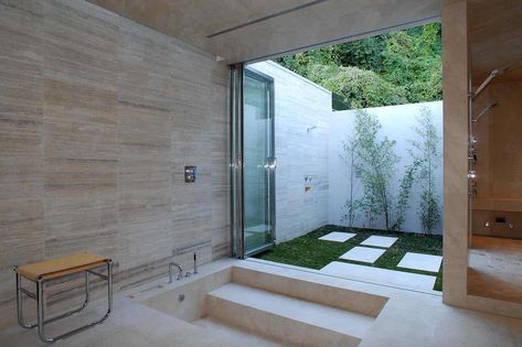 20 Inspiring bathrooms that beautifully integrates lush gardens Sunken Bath, Sunken Bathtub, Sunken Tub, Indoor Outdoor Bathroom, Indoor Spa, Outdoor Bathroom Design, Outdoor Baths, Outdoor Bath, Spa Decor