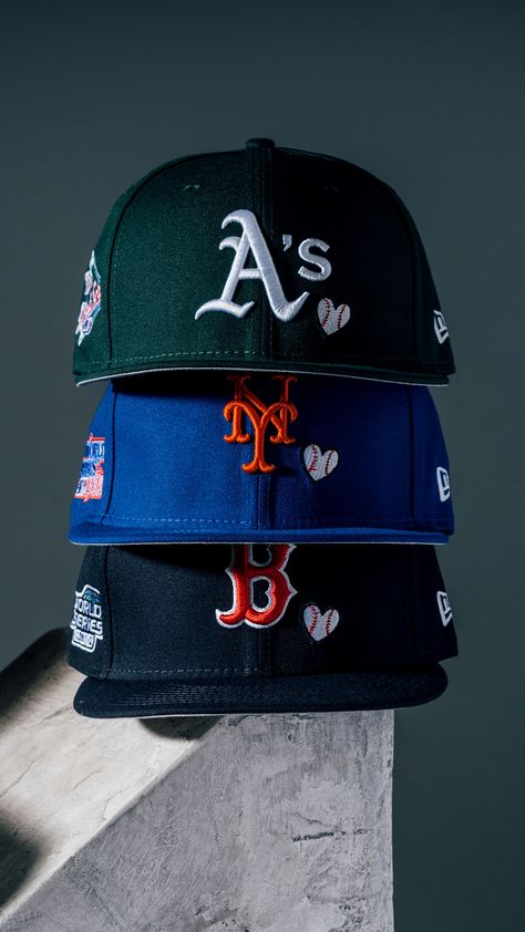 New Era Hats Outfit, Estilo Nike, New Era Baseball Cap, Baseball Fitted Hats, Streetwear Caps, Custom Fitted Hats, Cap Store, Swag Hats, Streetwear Hats