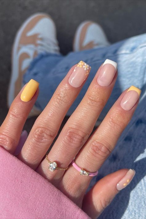 Squoval Acrylic Nails Spring, Floral French Tip Nails, Preppy Nails, White Tip Nails, Unghie Sfumate, April Nails, Cow Nails, Simple Gel Nails, Summery Nails