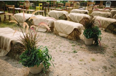 Fall Wedding Hay Bale Seating, Hay Bell Seating Wedding, Haybail Seating Wedding, Hay Bails For Wedding Seating, Hay Bail Wedding, Hay Bales Wedding Seating, Hay Bale Seating Wedding, Boho Wedding Seating, Fall Wedding Seating