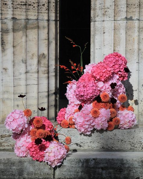 Flowers Theme, Sculpture Flower Art, Pink Floral Installation, Orchid In Vase, Pink Flower Arrangement, Floral Sculpture, Orange Floral Arrangements, Pink Floral Arrangements, Event Flower Arrangements