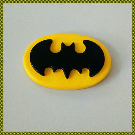 Batman by Mil Formas Mil Colores Batman Keychain Diy, Batman Polymer Clay, Batman Clay Art, Foam Clay Keychain, Clay Art For Boyfriend, Batman Clay, Das Clay Ideas, Batman Crafts, Batman Keychain