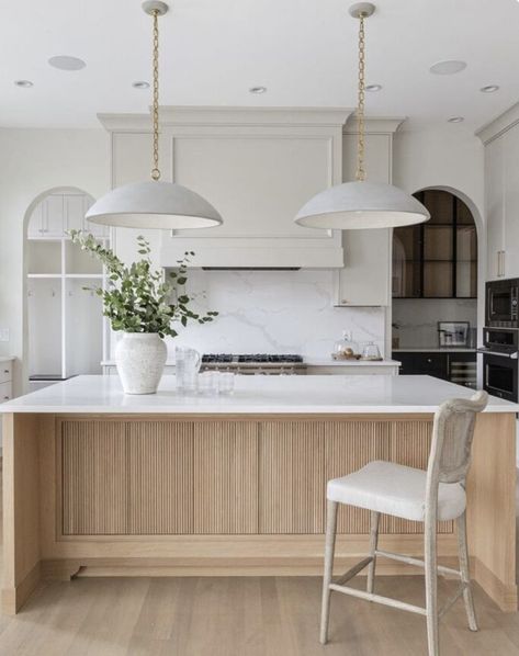 Two toned kitchen cabinets are a gorgeous design trend and we're sharing 17 of our favorite kitchens for inspiration! Two Toned Kitchen, Two Toned Kitchen Cabinets, Two Tone Kitchen, Feels Like Home, Design Your Kitchen, Oak Kitchen, Kitchen Inspiration Design, Kitchen Diner, West Palm Beach