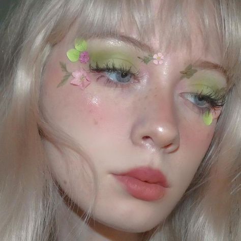 Green makeup, flower makeup, fairy makeup, fairycore, goblincore, goblincore make up, makeup inspo, grungecore, grunge aesthetic, dark fairycore Fairy Tail Makeup Looks, Fairy Core Makeup Green, Fairy Core Makeup Aesthetic, Mushroom Inspired Makeup, Pink Green Makeup, Green Flower Makeup, Flower Fairy Aesthetic, Flower Makeup Aesthetic, Flower Fairy Makeup