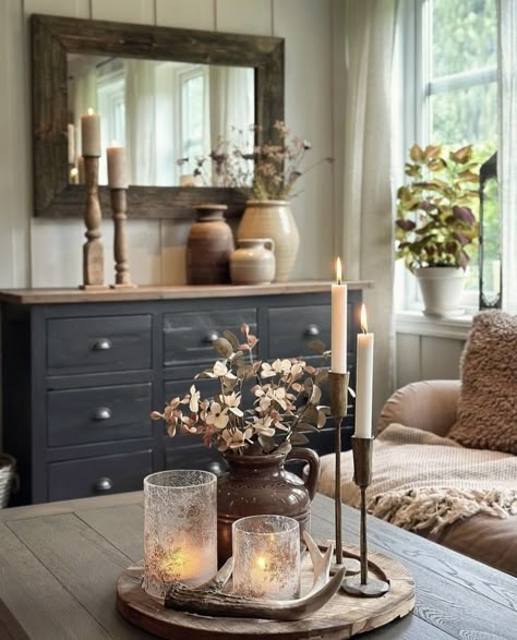 23 Cozy Fall inspired living room decorating ideas for a small home — ASHLINA KAPOSTA Fall Inspired Living Room, Coffee Table Decor Living Room, Nice Furniture, Casa Country, Table Decor Living Room, Casa Vintage, Style Deco, House Beautiful, Decor Home Living Room