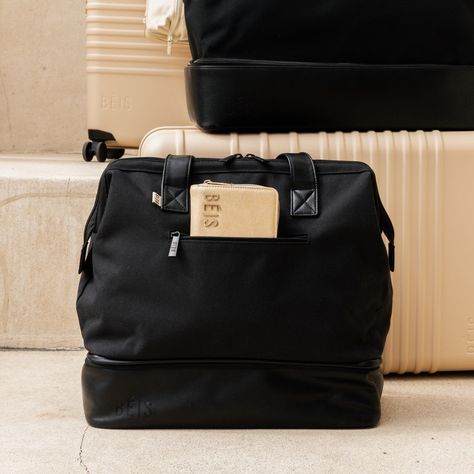 The Béis Weekender Bag Is My New Favorite Piece of Luggage | Condé Nast Traveler Beis Weekender Bag Packing, Beis Weekender Bag Mini, Beis Weekender Bag, Travelling Ideas, Best Travel Bags, Easy Packing, Airplane Travel, Wet Clothes, 2024 Christmas