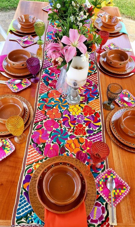 Mexican Decor Patio Backyards, Mexican Decor Kitchen Ideas, Mexican Aesthetic House Decor, Traditional Mexican Kitchen Decor, Mexican Inspired Dining Room, Latina Home Decor, Mexican Table Setting Ideas, Mexican Plates Table Settings, Mexican Kitchen Aesthetic