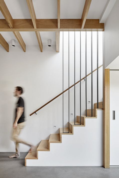 Contemporary Stair Railing Wood, Open Downstairs Staircase, Interior Stairs Wood, Short Stairs Ideas, Balastraid Ideas, Modern Wood Staircase, Freestanding Staircase, Minimal Stairs, Straight Stairs