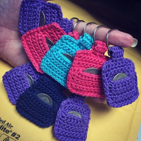 Aldi Quarter Keeper {FREE Crochet Pattern} Quarter Keeper, Quick Crochet Projects, Crochet Mignon, Confection Au Crochet, Crocheted Items, Crochet Keychain Pattern, Crochet Simple, Quick Crochet, Crochet Keychain