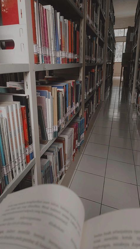 College Library Snaps, College Lecture Aesthetic, Library Story Instagram, Library Snapchat Story, Library Snapchat, Study Snapchat, Study Desk Organization, We Heart It Wallpaper, Movie Hall