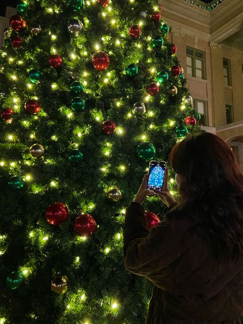 How To Pose With Christmas Tree, Poses With Christmas Tree, Pictures In Front Of Christmas Tree, Pose With Christmas Tree, Christmas Tree Picture Ideas, Photo With Christmas Tree, Christmas Tree Selfie, Christmas Tree Poses, Christmas Tree Photoshoot