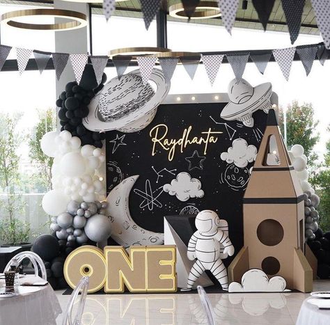 3d Birthday Decoration, Space Themed Birthday Party Decoration Rocket Ships, 1st Birthday Moon Theme, Astronaut Bday Theme, First Birthday Themes Space, Space Birthday Photo Shoot, Too The Moon Birthday Party, Space Themed Birthday Decorations, Space Theme Balloon Decor