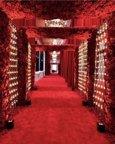 Walima Stage, Wedding Pathway, Marriage Hall Decoration, Beach Wedding Setup, Asian Wedding Decor, Reception Stage Decor, Night Wedding Decor, Royal Decorations, Event Entrance