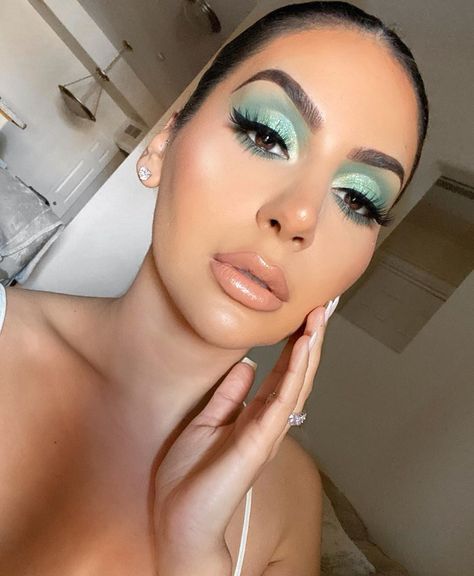 @makeupbybrooktiffany on Instagram: “Mint to be 🧚🏼‍♀️ Brows: @kyliecosmetics @kyliejenner “kybrow” dark brown with the brow duo, set with brow gel Eyes: @colourpopcosmetics…” Mint Makeup Looks, Mint Eyeshadow, Mint Makeup, Mint Green Outfits, Green Eyeshadow Look, Prom Planning, Eyeshadow Tutorials, Makeup Before And After, Prom Eye Makeup