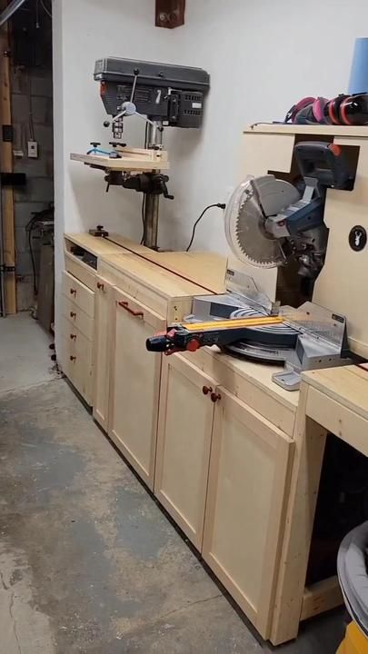 Small Workshop Layout, Wood Working Garage, Small Garage Workshop, Woodshop Storage, Small Woodworking Shop, Diy Montreal, Workbench Diy, Shop Tables, Garage Workbench Plans