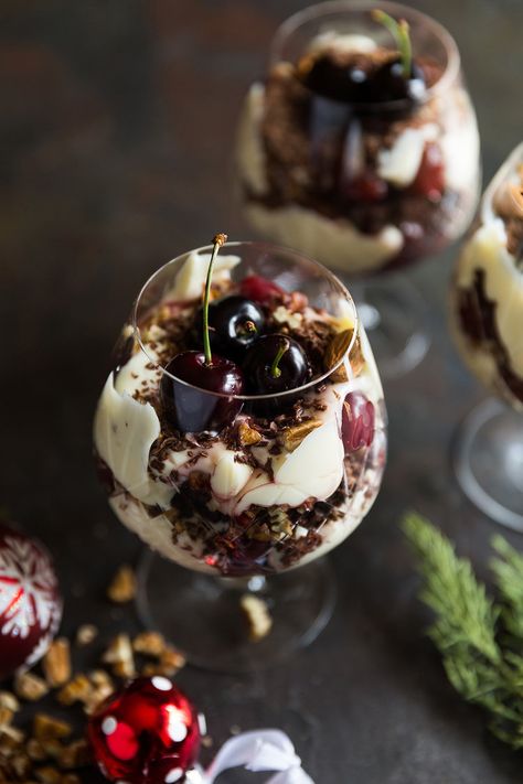 Xmas Pudding Ideas, Black Forest Truffle Recipe, Black Forest Trifle Christmas, Christmas Deserts Recipes, Black Forest Trifle Recipe, Black Forest Dessert, Dessert Recipes Christmas, Black Forest Trifle, Forest Food