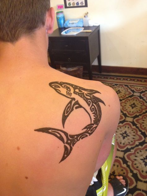 Henna shark tattoo Shark Henna Designs, Shark Tattoo Shoulder, Shark Henna Tattoo, Henna Shark, Henna Style Tattoo, Joel Tattoo, Tattoo Shark, Nautical Tattoos, Henna Style Tattoos