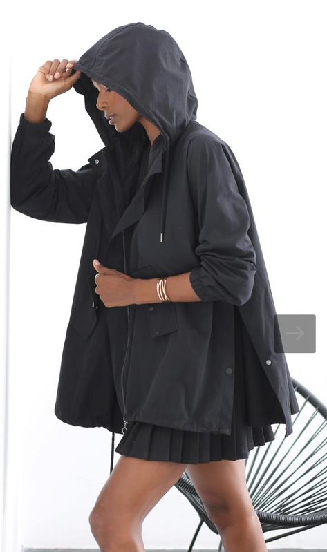 Cute Rain Coat, Cape Jacket Outfit, Rain Coat Outfit, Rain Jacket Outfit, Jackets Outfit, Raincoat Fashion, Rain Outfit, Skirt Outfits Summer, Raincoat Outfit