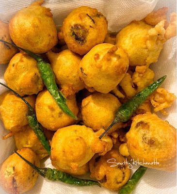 Aloo Bonda is round potato ball covered with with gram flour batter and deep fried in oil, they perfect evening or tea time snacks. Fried Potato Balls, Aloo Bonda, Potato Balls, Fried Potato, Recipes Snacks, Food Snack, Quick Recipes Snacks, Evening Snacks, Indian Snacks