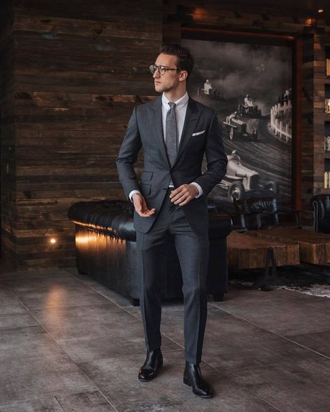 One Dapper Street, Mens Fashion Rugged Simple, A Man In A Suit, Charcoal Suit, Man In A Suit, Navy Suit, Popular Fashion, Black Chelsea Boots, Men’s Suits