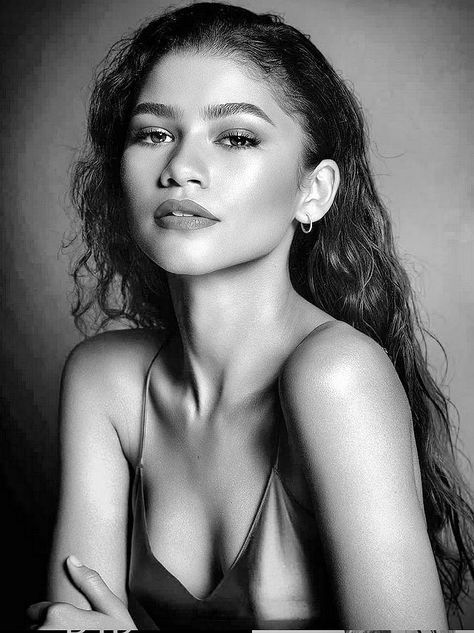 Zendaya Reference Photo, Famous People Portraits Photography, Female Celebrity Portrait Photography, Zendaya Black And White Portrait, Celebrity Studio Photoshoot, Celeb Portrait Photography, Black And White Portraits Celebrities, Celebrities Black And White Photography, Celebrity Portraits Painting