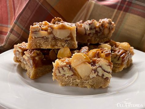 Olla-Podrida: Macadamia Nut Bars Macadamia Slice Recipe, Macadamia Nut Crust, Macadamia Nut Shortbread, Macadamia Nut Recipes Savory, Macadamia Nut Tart, Macadamia Nut Recipes, Pecan Pie Bar, Karo Syrup, Nut Bar