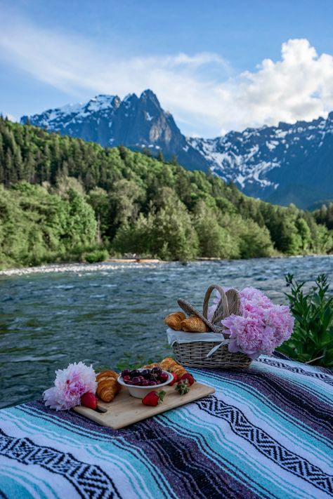 Washington state has the best picnic locations. Croissants + peonies + mountain views = perfect picnic date. Beautiful Date Places, Picnic In Mountains, Mountain Picnic Aesthetic, Mountain Date Aesthetic, Date Locations Aesthetic, Picnic Mountains, Picnic Locations, Mountain View Aesthetic, Mountain Date