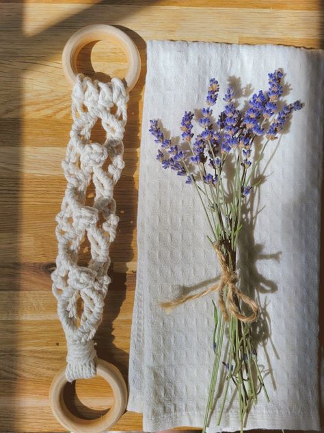 Macrame towel hanger/holder, made from 3mm cotton cord and wooden rings, lavender flowers, and coffee towel by side. Macrame Kitchen Towel Holder Diy, Macrame Towel Holder Patterns, Macrame Towel Hanger Tutorial, Macrame Towel Holder Tutorial, Macrame Tea Towel Holder, Macrame Towel Hanger, Macrame Paper Towel Holder, Diy Towel Holder, Macrame Towel Holder