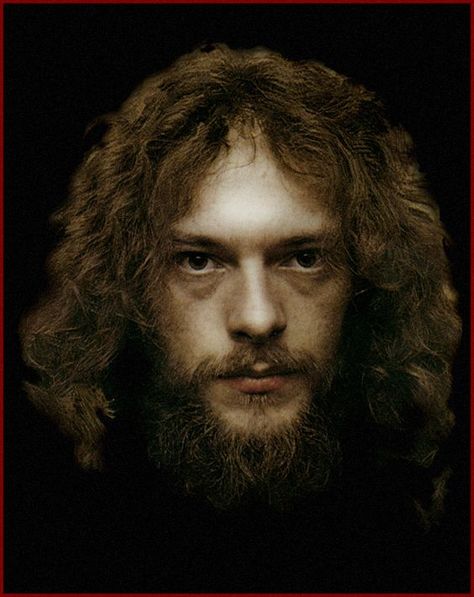 Ian Anderson Jethro Tull, Jethro Tull Aqualung, Famous Leos, Ian Anderson, Bug Earrings, Jethro Tull, Classic Rock And Roll, Musica Rock, Human Poses Reference