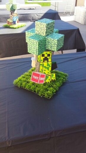 Minecraft table centerpiece Minecraft Party Centerpiece, Minecraft Table And Chairs, Minecraft Table Design, Minecraft Centerpiece Ideas, Minecraft Centerpiece, Minecraft Table Ideas, Minecraft Table, Minecraft Birthday Decorations, Table Minecraft