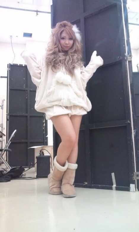 German Outfits Women, Gyaru Winter, Winter Gyaru, Gyaru Aesthetic, German Outfit, Gyaru Fashion, Fashion Top Outfits, Plain Outfits, Future Outfit