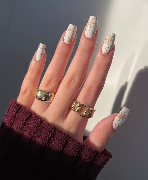 White Nails With Gold Snowflake, Winter Nails White And Gold, White And Gold Snowflake Nails, White And Gold Winter Nails, Gold Snowflake Nails, Nails December, Christmas Nails Design, Easy Snowflake, Acrylic Snowflake