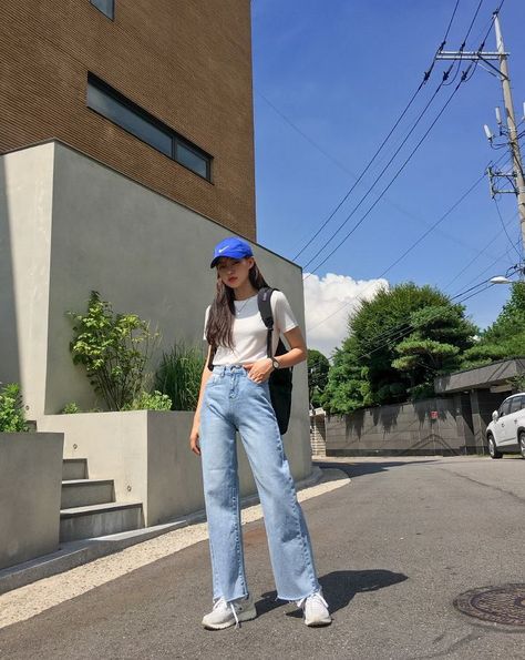 b29eed44276144e4e8103a661f9a78b7 Outfit With Cap For Women Casual, Casual Korean Outfits, Blue Jeans And White Shirt, Tshirt And Jeans, Korean Fashion Aesthetic, 여름 스타일, Foto Casual, Korean Girl Fashion, Korean Fashion Trends