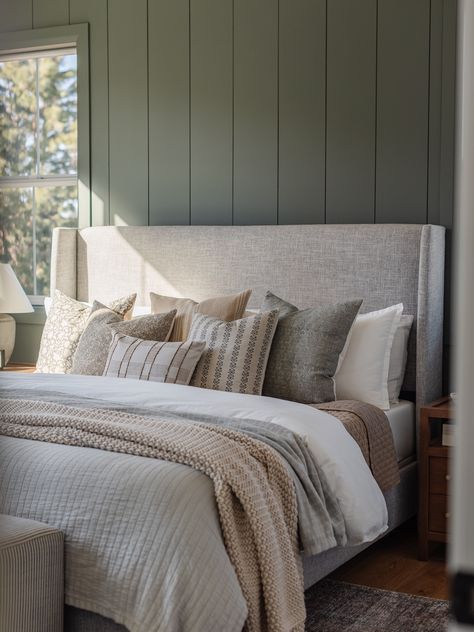 Simple King Bedding, Light Grey Bedroom Decor, Grey Quilt Bedding Ideas, Gray Bedspread Room Ideas, Light Gray Headboard Bedroom, Mcgee Bedrooms, Grey Bedding Ideas, Bedroom With Grey Headboard, Beige Headboard Bedroom