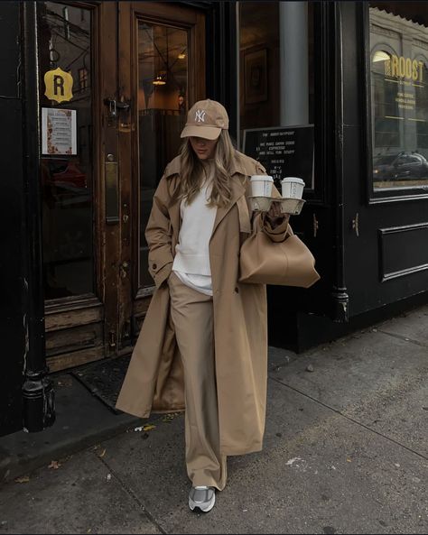 Beige Cap Outfit, Casual Trench Coat Outfit, Beige Trench Coat Outfit, Coat Outfit Casual, Trench Coat Fall, Street Style New York, Trench Beige, Mode Hijabi, Cap Outfit