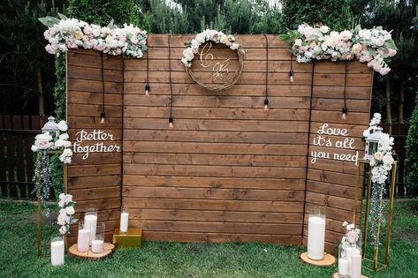 Head Table Reception, Bed In Bedroom, Reception Head Table, Pallet Backdrop, Head Table Backdrop, Large Wedding Signs, Rustic Wedding Backdrops, Wooden Backdrops, Head Table Wedding