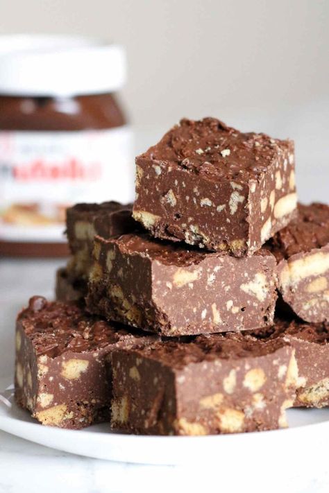 Nutella Tray Bake (3 Ingredient No-Bake Tiffin) - EatCookBake | Quick And Easy Dessert Recipes Best Chocolate Desserts Ever, Fall Bars, White Chocolate Recipes Desserts, Finger Food Easy, Butterscotch Cheesecake, Crunchie Recipes, Nutella Dessert Recipes, Rich Tea Biscuits, Xmas Sweets