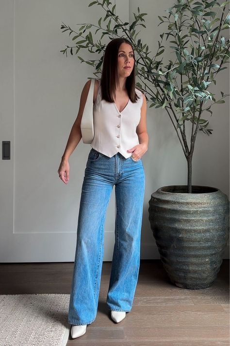 Office Looks With Jeans, Denim Jeans Summer Outfit, Denim Vest And Jeans Outfit, Denim Formal Outfit, Vest With Jeans Outfit, Semi Formal Outfits For Women Summer, Jeans And Vest Outfit, Vest Jeans Outfit, Blue Outfit Ideas Casual