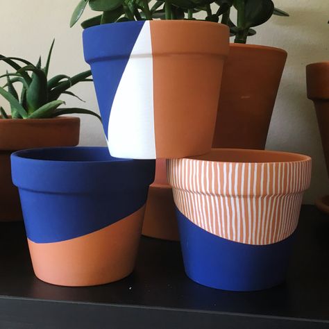 Pots Art Paint, Terracotta Pot Design Ideas, Painting On Terra Cotta Pots, Paint Pots Diy, Painted Pot Ideas Easy Diy, Terra Cotta Painted Pots, Simple Painted Pots, Boho Pot Painting Ideas, Diy Pot Decorating Ideas