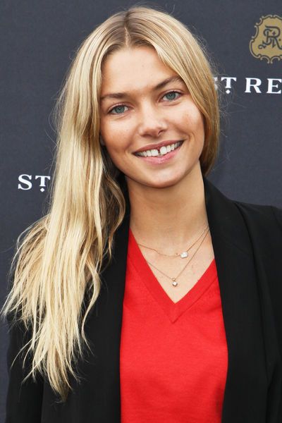 Jessica Hart Teeth Gaps Aesthetic, Teeth Aesthetic, Jessica Hart, Bad Teeth, Gap Teeth, Perfect Teeth, Facial Aesthetics, Smile Teeth, Girl's Back