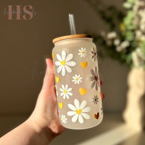 Sippers With Straw Aesthetic, Ice Coffee Starbucks, Venti Iced Coffee, Random Cute Things, Coffee Cup Aesthetic, Glass Tumbler Design, Cup Aesthetic, Daisy Heart, Straw Flowers