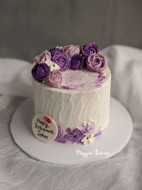 White Cake With Purple Flowers, Purple Flower Birthday Cake, Purple Flower Cake, Buttercream Flowers Cake, Birthday Cake Models, Piping Ideas, Buttercream Birthday Cake, Purple Cakes Birthday, Frosting Flowers