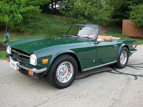 1976 triumph tr6 - my dad used to own one and would be pumped to see one Triumph Car, Triumph Tr4, Austin Martin, Triumph Tr3, Triumph Cars, Triumph Tr6, Old Vintage Cars, Vintage Sports Cars, British Racing Green