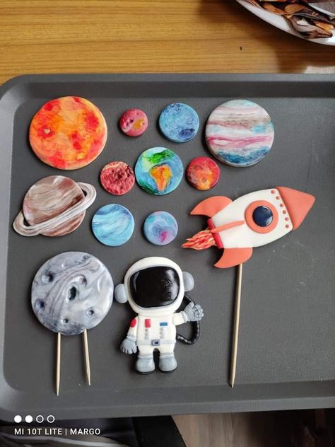 Planets Cake Birthday, Space Cake Diy, Astraunaut Cake, Space Theme Birthday Cake, Space Muffins, Cosmos Cake, Rocket Fondant, Astronaut Fondant Tutorial, Astraunot Cake Design