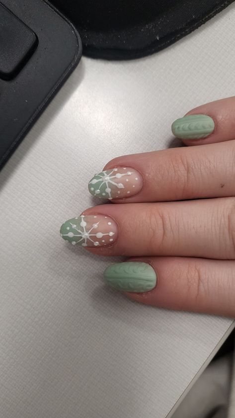 Sweater snowflake gel nails Light Green Christmas Nails, Sage Green Christmas Nails, Green Snowflake Nails, Green Sweater Nails, Snowflake Gel Nails, Green Christmas Nails, Ideas Uñas, Sweater Nails, Painting Snow